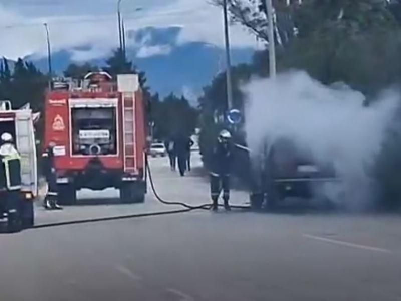 Πυρκαγιά σε Ι.Χ. όχημα στη συμβολή των οδών Αναξαγόρα και Καραολή στην Καισαριανή Πυρκαγιά σε Ι.Χ. όχημα στη συμβολή των οδών Αναξαγόρα και Καραολή στην Καισαριανή
