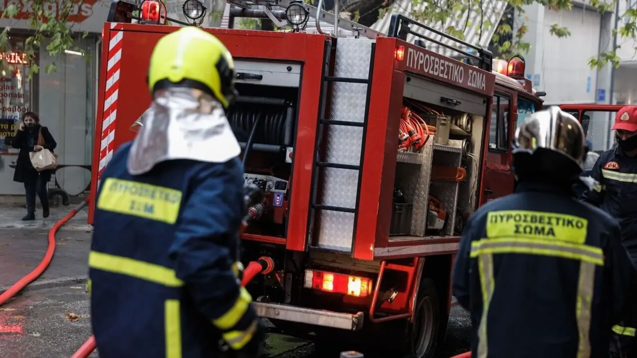 Υπό έλεγχο η πυρκαγιά σε διαμέρισμα στην οδό Ζυμπρακάκη στην Αθήνα