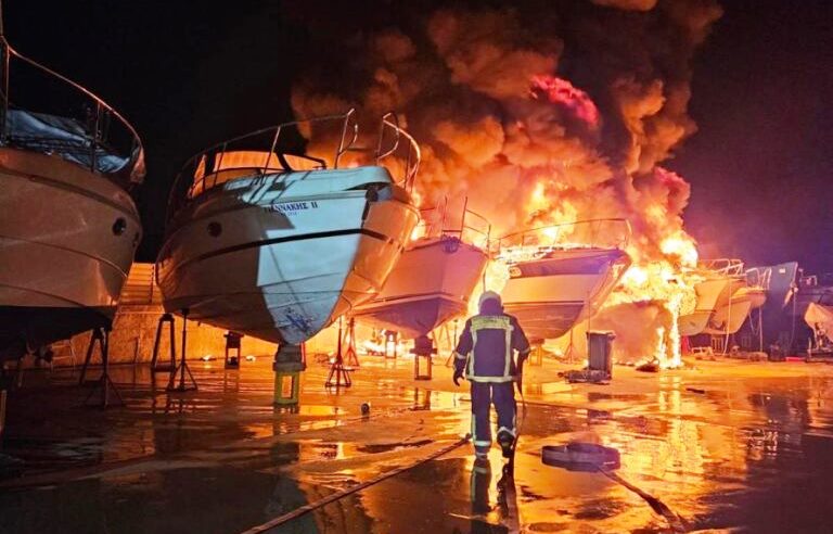 Πυρκαγιά σε χώρο φύλαξης σκαφών στη Βάρη