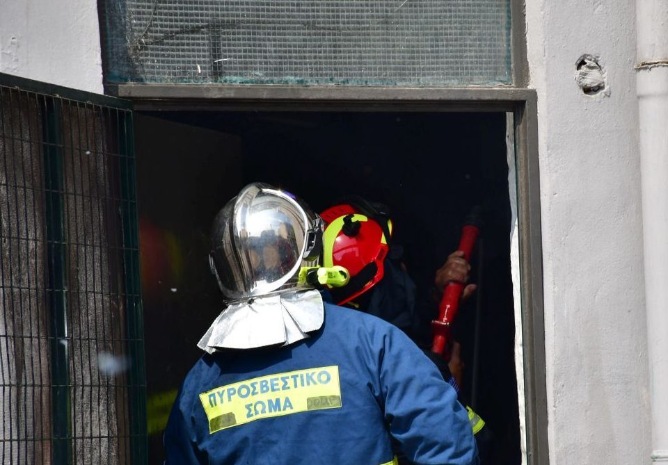 Πυρκαγιά σε ισόγειο χώρο πολυκατοικίας επί της οδού Ξενοφώντος στο Λουτράκι Κορινθίας