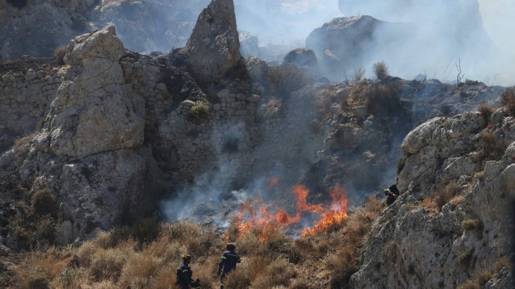 Υπό μερικό έλεγχο η πυρκαγιά στους Κουνάβους Ηρακλείου