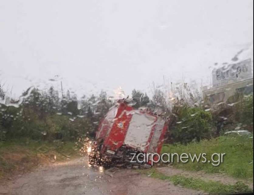 Χανιά: Όχημα της Πυροσβεστικής Υπηρεσίας έπεσε σε χαντάκι κοντά στις Μουρνιές