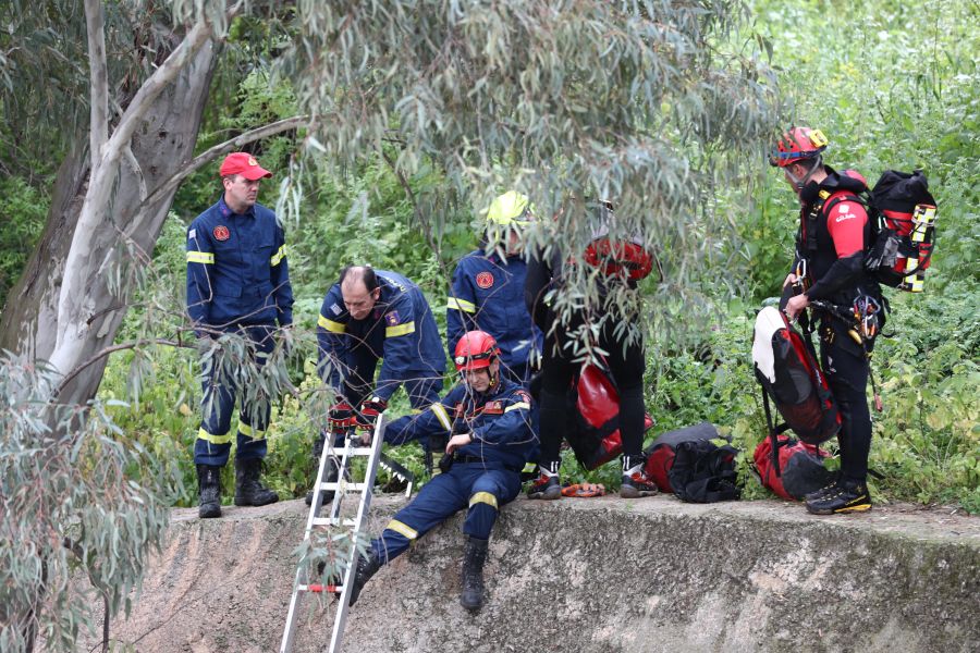 Απεγκλωβισμός δύο ατόμων από ρέμα στη Νέα Χαλκηδόνα Αττικής Απεγκλωβισμός δύο ατόμων από ρέμα στη Νέα Χαλκηδόνα Αττικής