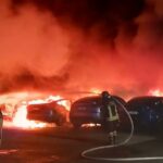Πυρκαγιά σε αντιπροσωπεία της Tesla στη Ρώμη – Κάηκαν ολοσχερώς 17 αυτοκίνητα
