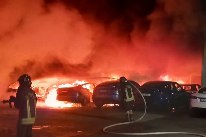Πυρκαγιά σε αντιπροσωπεία της Tesla στη Ρώμη – Κάηκαν ολοσχερώς 17 αυτοκίνητα
