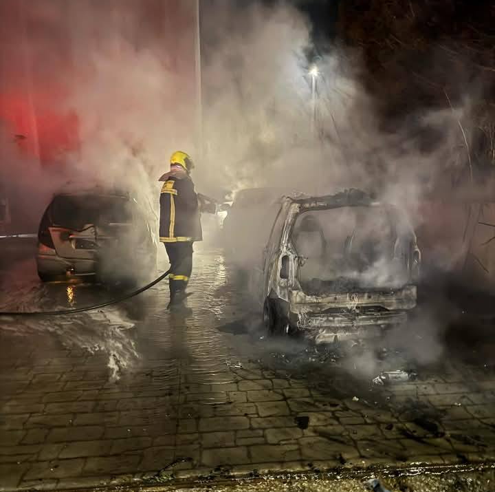 Πυρκαγιά σε τρία Ι.Χ οχήματα στη συμβολή των οδών Κρήτης και Μπέκα στην Αρτέμιδα