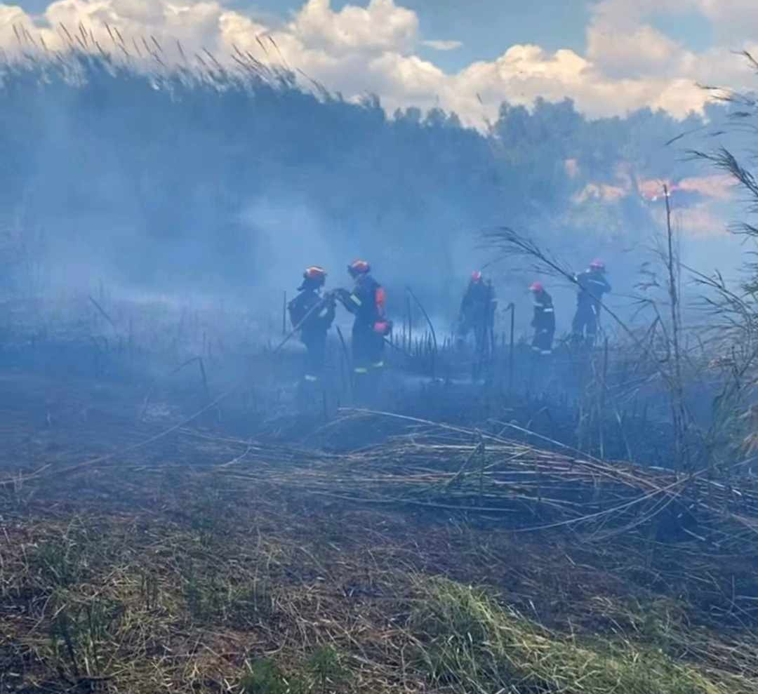 Πυρκαγιά σε χαμηλή βλάστηση κοντά στο Εκπτωτικό Χωριό στα Σπάτα