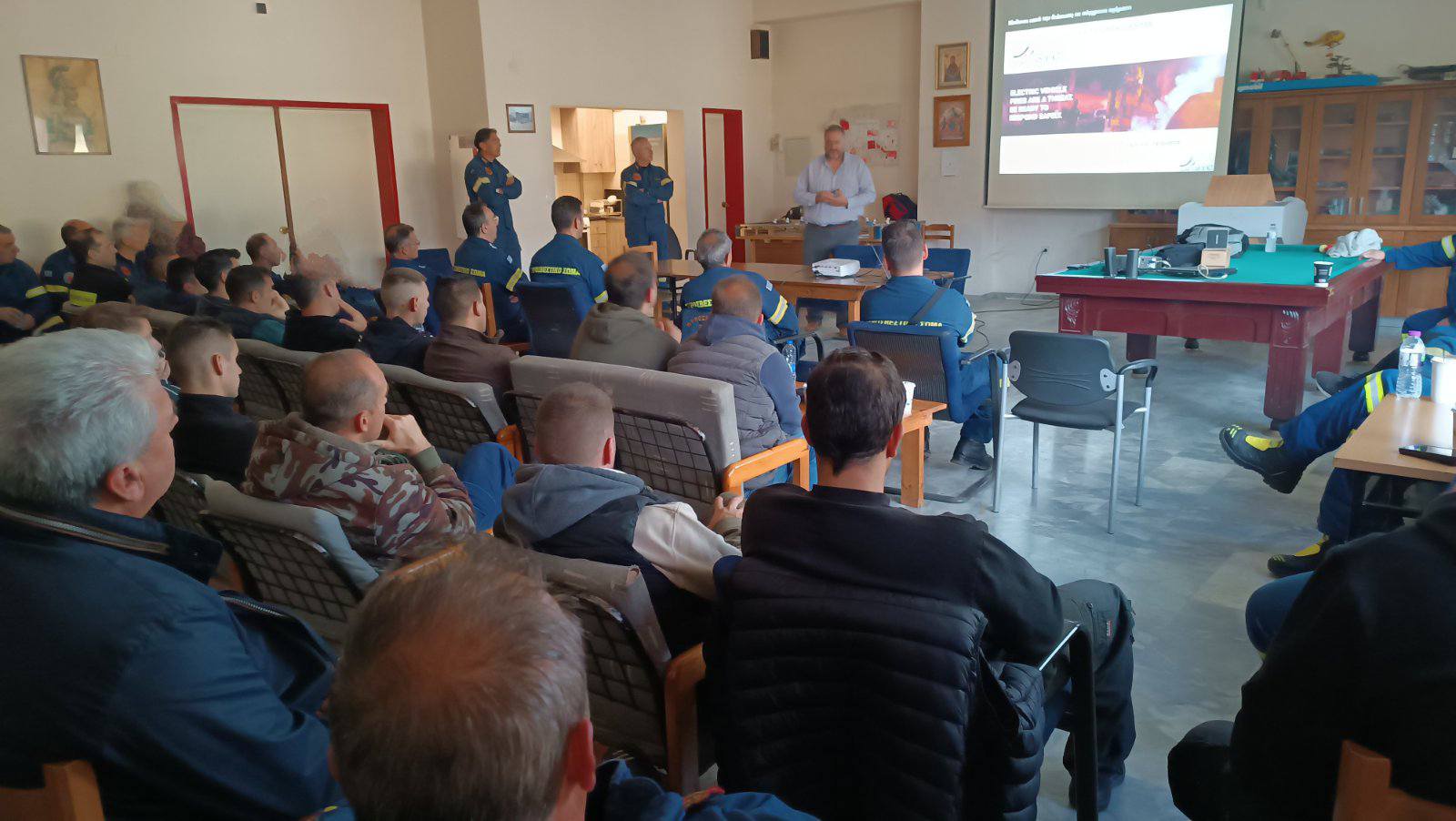 Εκπαίδευση πυροσβεστικού προσωπικού στην Τρίπολη για συμβάντα με ηλεκτρικά και υβριδικά οχήματα