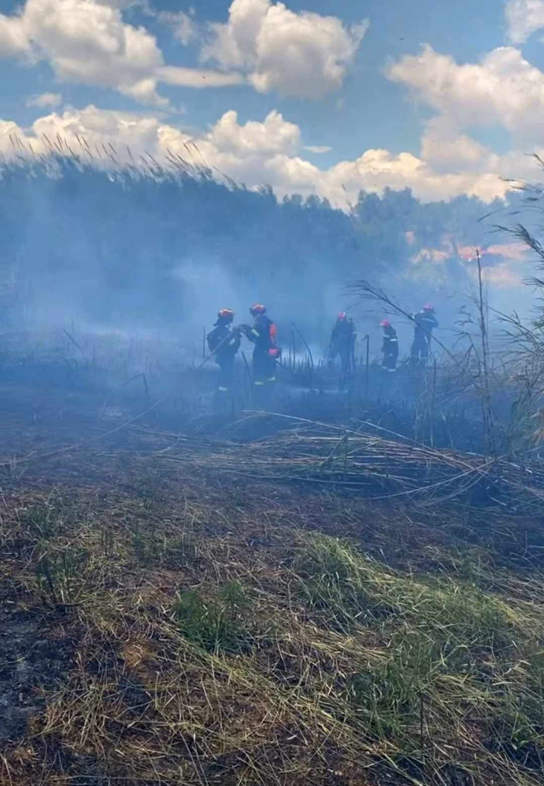 Πυρκαγιά σε χαμηλή βλάστηση κοντά στο Εκπτωτικό Χωριό στα Σπάτα