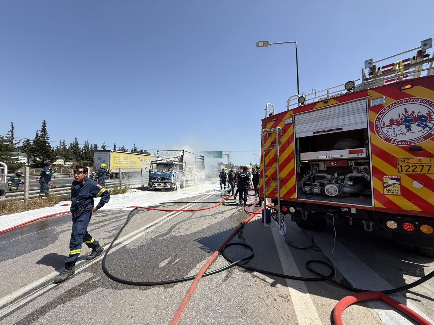 Πυρκαγιά σε ΦΙΧ στον παράδρομο της Ε.Ο. Αθηνών–Λαμίας στον Άγιο Στέφανο Αττικής