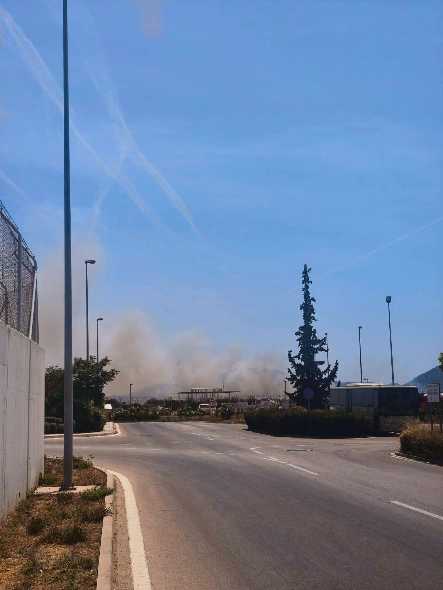Πυρκαγιά σε χαμηλή βλάστηση πλησίον του Ι.Ν. Παναγίας Βαραμπά στο Μαρκόπουλο Μεσογαίας Πυρκαγιά σε χαμηλή βλάστηση πλησίον του Ι.Ν. Παναγίας Βαραμπά στο Μαρκόπουλο Μεσογαίας