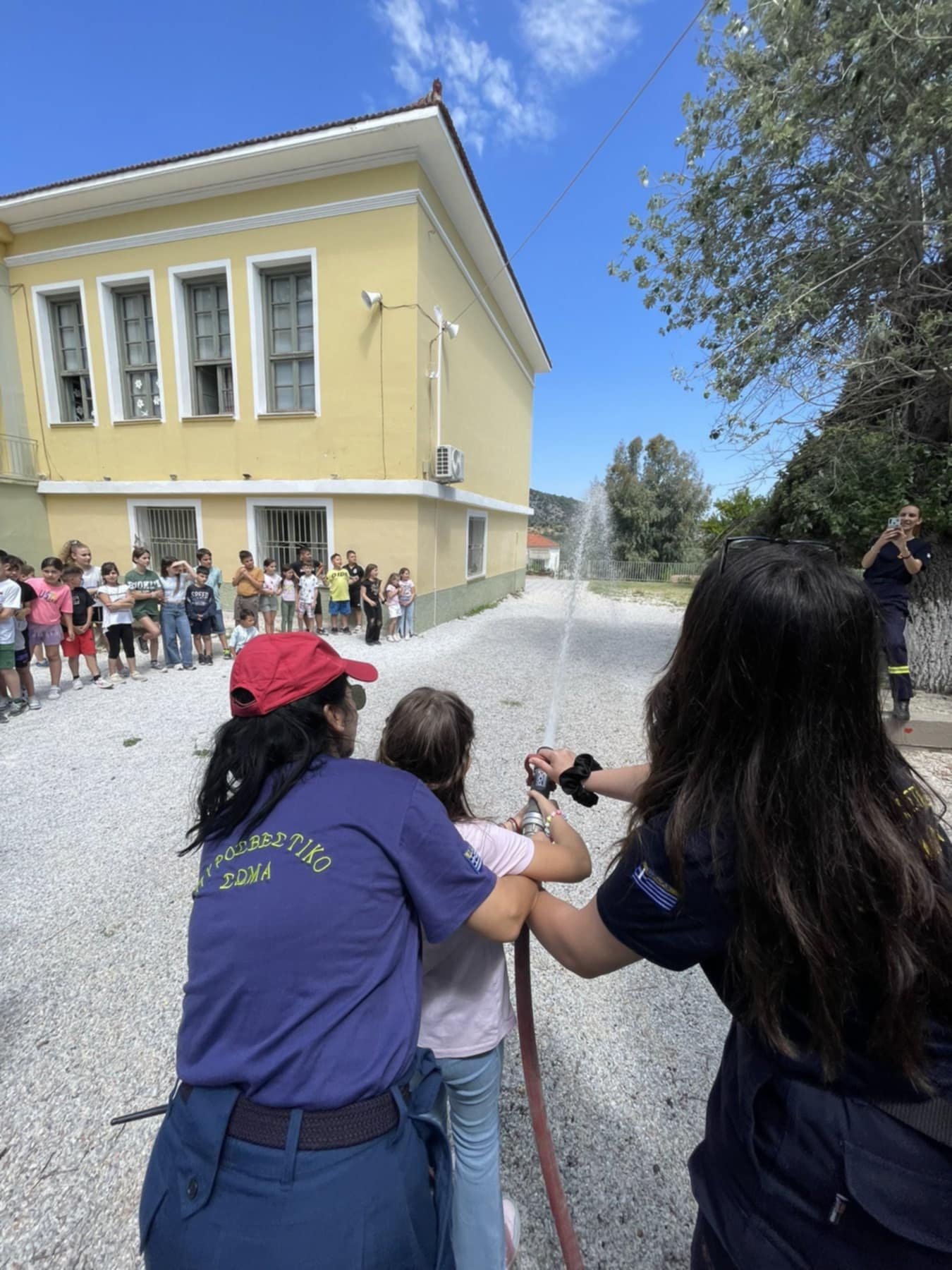 Μυτιλήνη: Εκπαιδευτική επίσκεψη του Εθελοντικού Πυροσβεστικού Κλιμακίου Γέρας στο Δημοτικό Σχολείο Κάτω Τρίτους