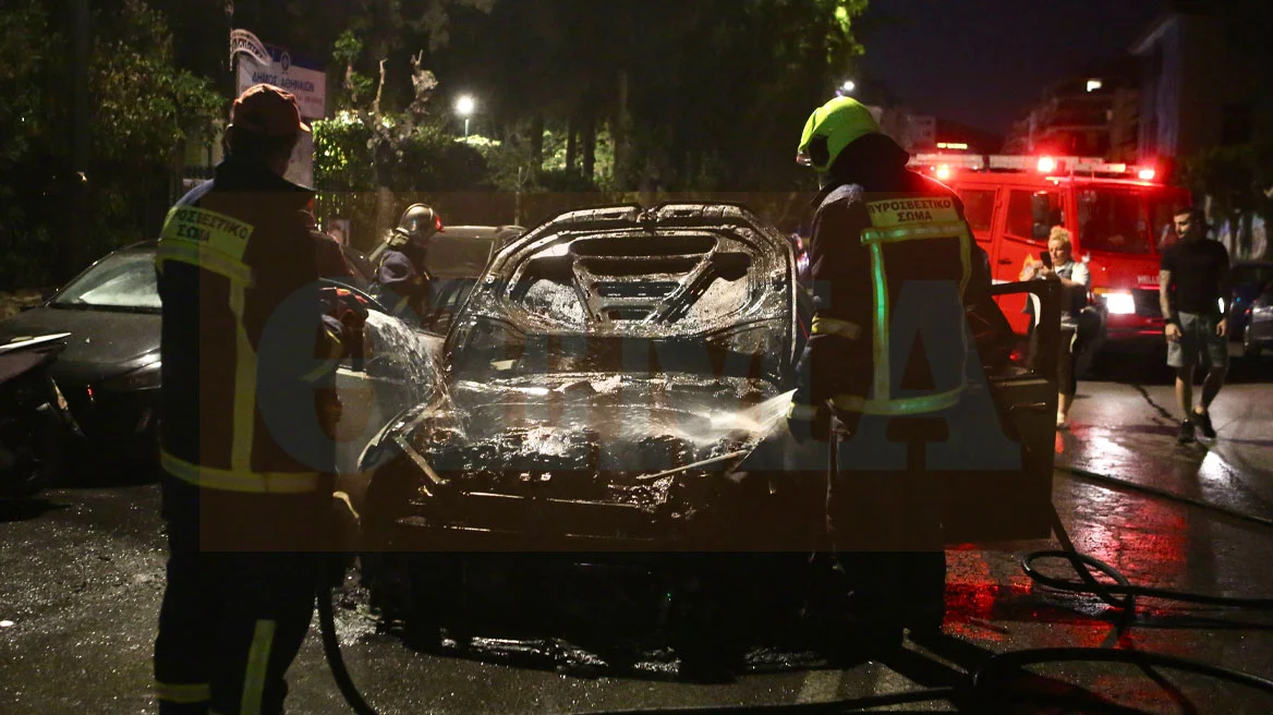 Πυρκαγιά σε δύο Ι.Χ οχήματα επί της οδού Σπύρου Μερκούρη στο Παγκράτι