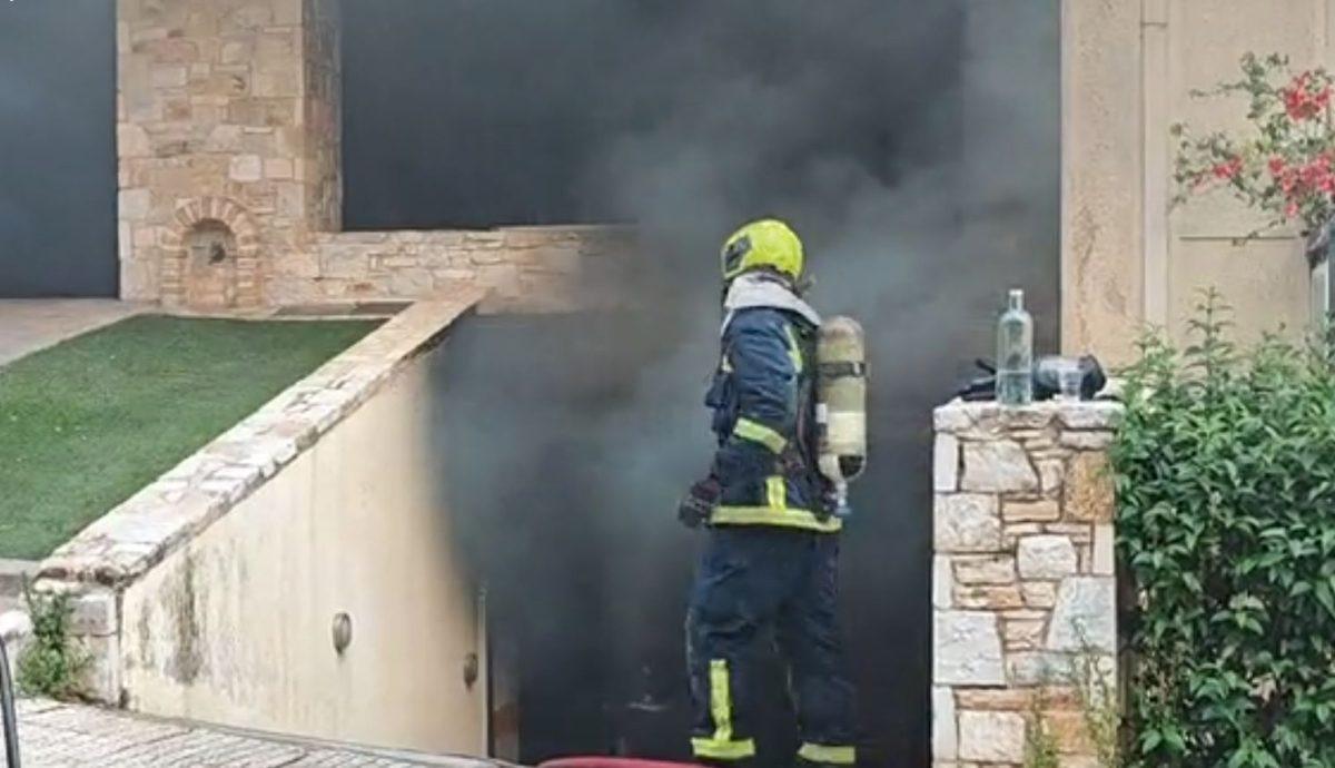 Πυρκαγιά σε υπόγειο χώρο επί της οδού Σωκράτους, στην περιοχή της Βούλας Αττικής