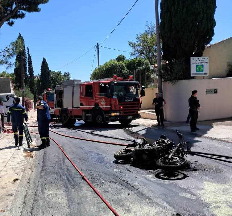 Πυρκαγιά σε μοτοσικλέτα επί της οδού Ηρακλείου στο Νέο Ηράκλειο Αττικής