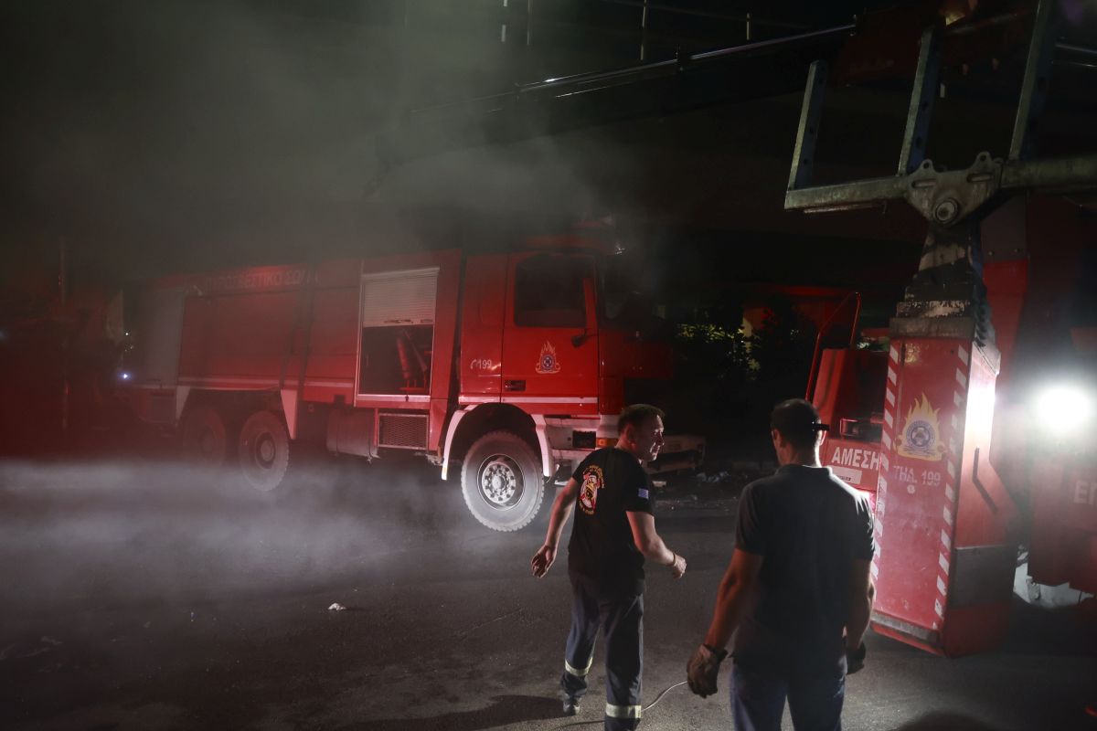 Πυρκαγιά σε κατάστημα αγροτικών εφοδίων στο Αρκαλοχώρι Ηρακλείου