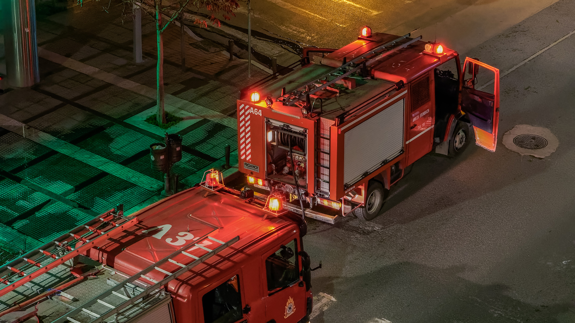 Πυρκαγιά σε εγκαταλελειμμένη κατοικία στη συμβολή των οδών Λιοσίων και Μενεμάχου στην Αθήνα Πυρκαγιά σε εγκαταλελειμμένη κατοικία στη συμβολή των οδών Λιοσίων και Μενεμάχου στην Αθήνα
