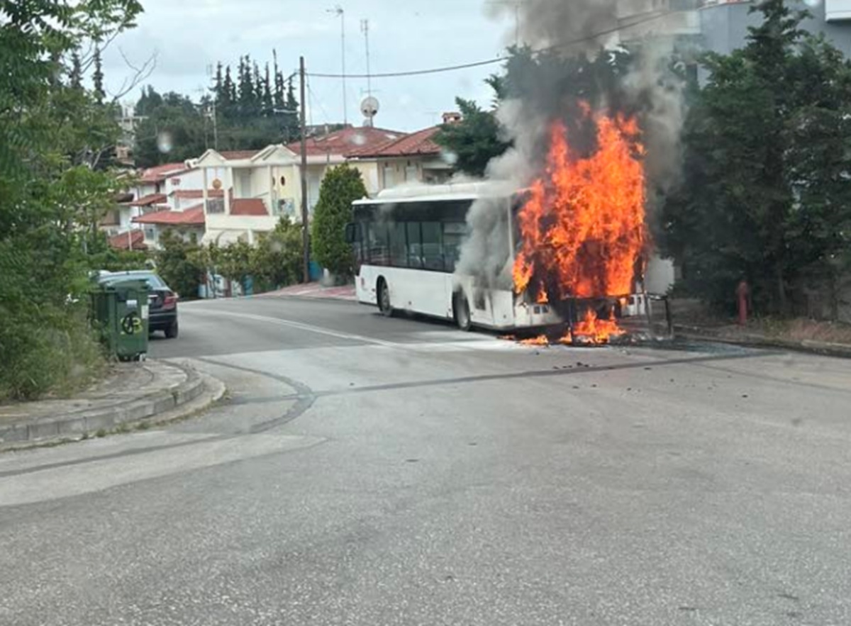 Πυρκαγιά σε λεωφορείο στο Πανόραμα Θεσσαλονίκης