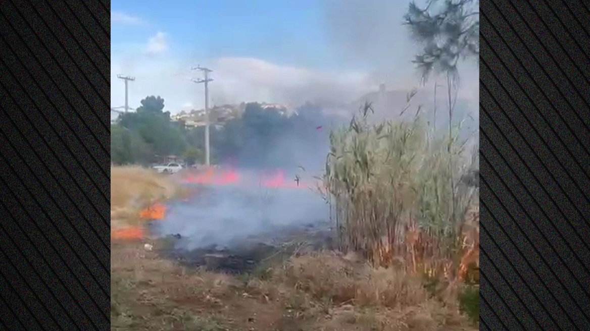 Πυρκαγιά σε οικόπεδο με χαμηλή βλάστηση στη Βουλιαγμένη