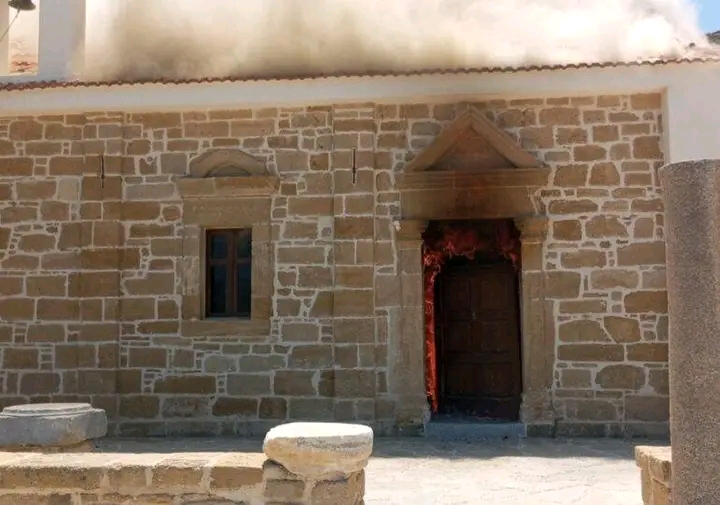 Πυρκαγιά στον Ιερό Ναό Κυρά Παναγιά Πηγαδιών, στο νησί της Καρπάθου