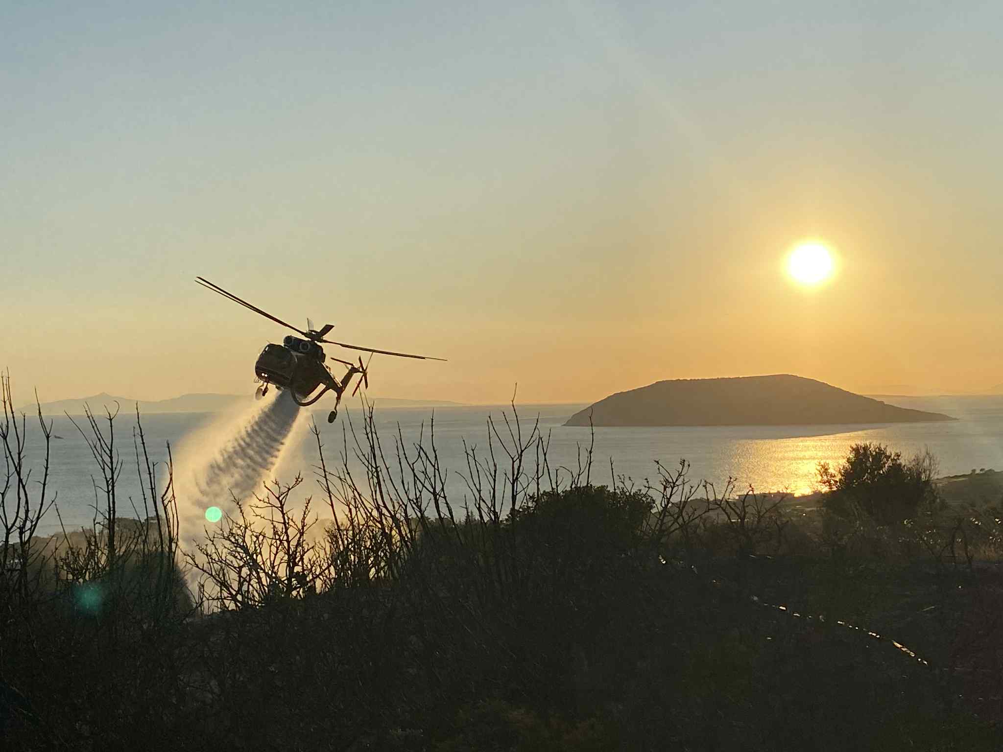 Παλαιά Φώκαια: Σε ύφεση η πυρκαγιά - Ισχυρές δυνάμεις συνεχίζουν να επιχειρούν