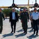 Στο πλευρό των πληρωμάτων Canadair οι επικεφαλής της Πολιτικής Προστασίας και Πυροσβεστικής