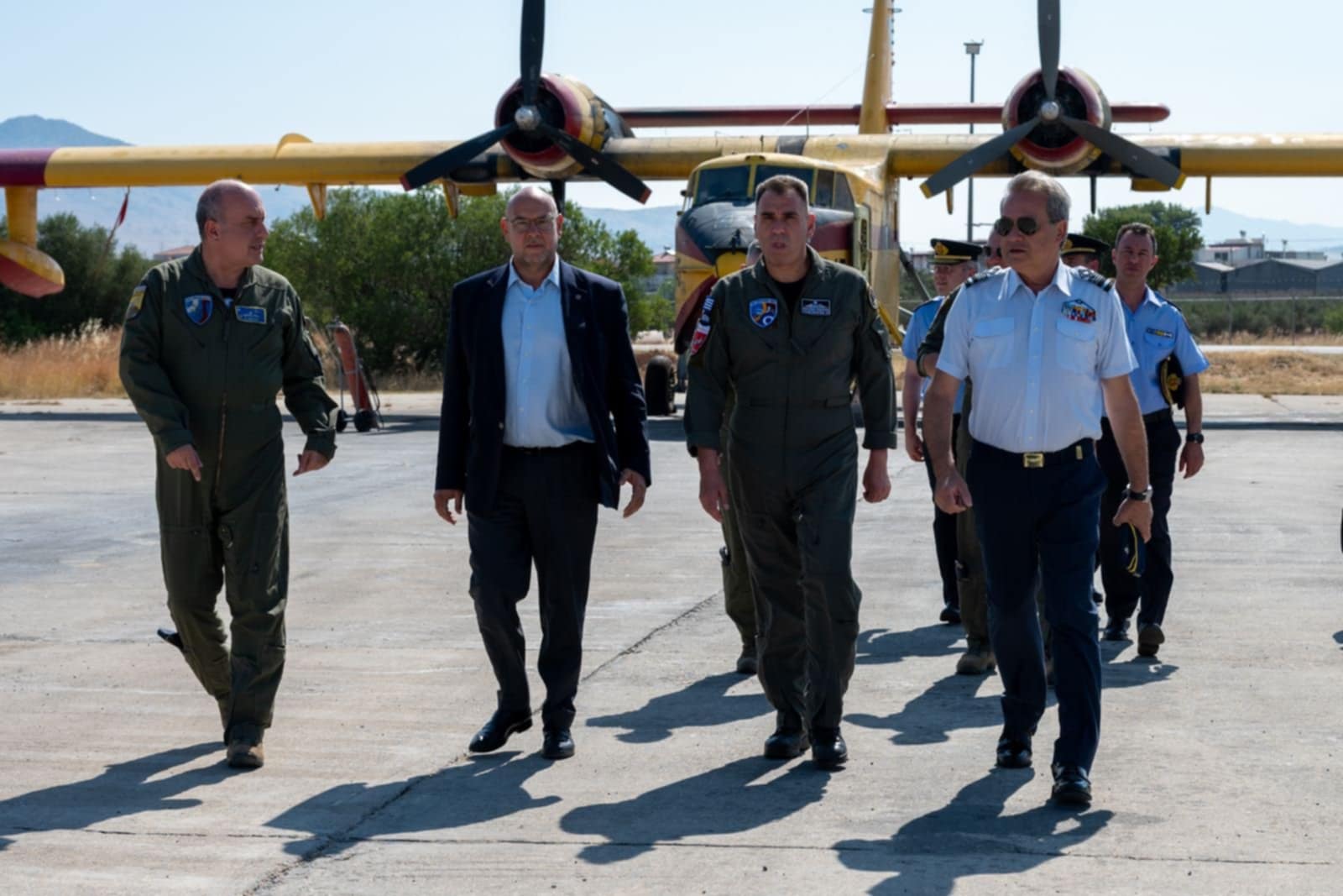 Στο πλευρό των πληρωμάτων Canadair οι επικεφαλής της Πολιτικής Προστασίας και Πυροσβεστικής