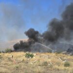 Πυρκαγιά σε οικόπεδο χώρο με ξερά χόρτα, σκουπίδια και λάστιχα στην περιοχή Λάκκο Κάτσαρη στον Ασπρόπυργο