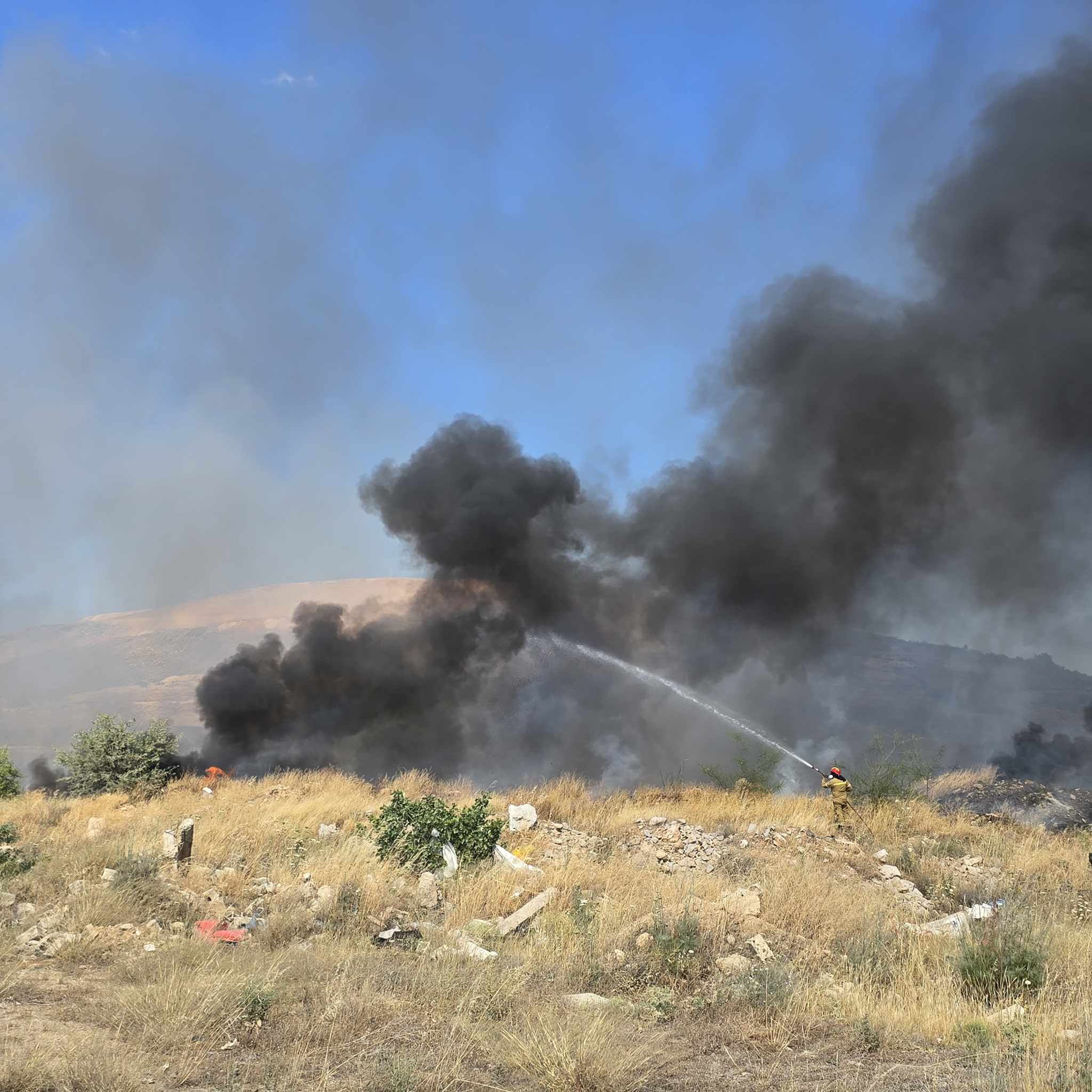 Πυρκαγιά σε οικόπεδο χώρο με ξερά χόρτα, σκουπίδια και λάστιχα στην περιοχή Λάκκο Κάτσαρη στον Ασπρόπυργο
