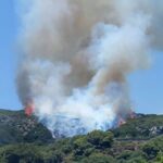 Ενισχύονται οι επίγειες και εναέριες δυνάμεις στη δασική πυρκαγιά στον Κινίδαρο Νάξου