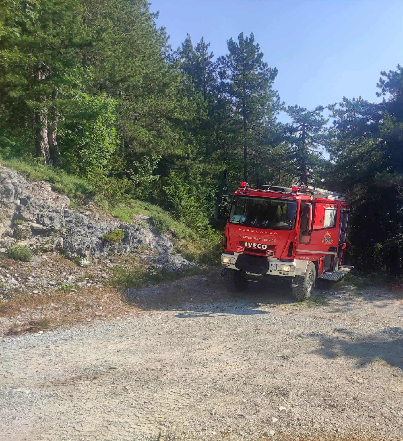 Υπό μερικό έλεγχο τέθηκε η δασική πυρκαγιά κοντά στο καταφύγιο της Κορομηλιάς στον Όλυμπο