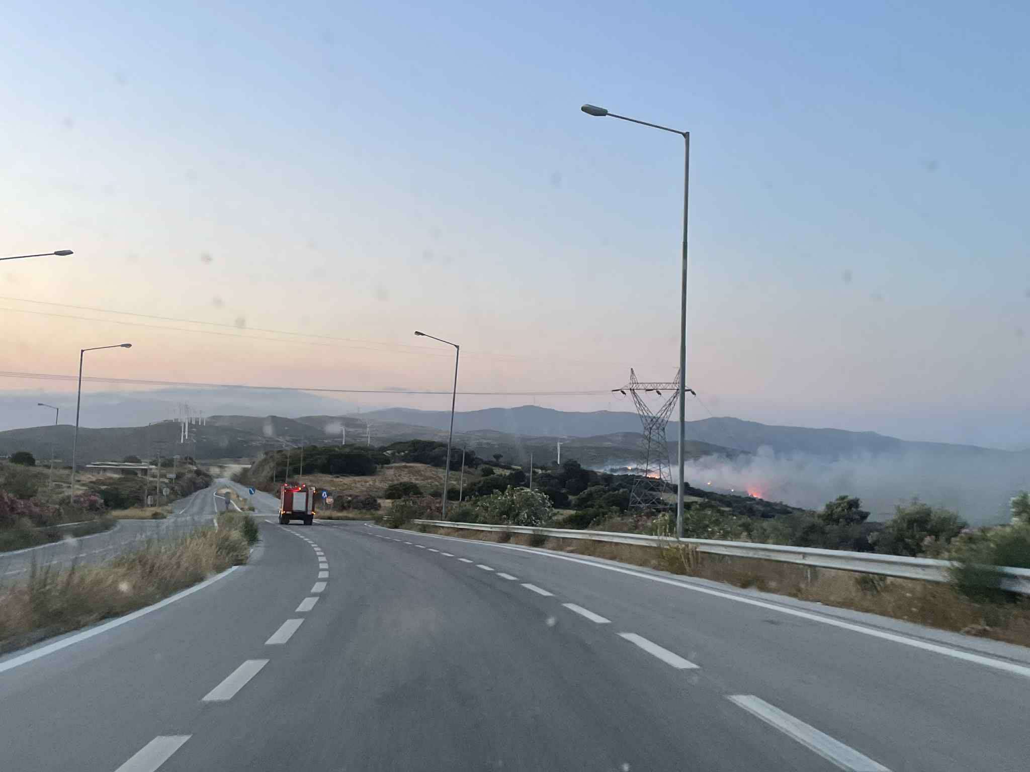 Πυρκαγιά σε χαμηλή βλάστηση στην περιοχή Τσακαίοι Καρύστου Ευβοίας