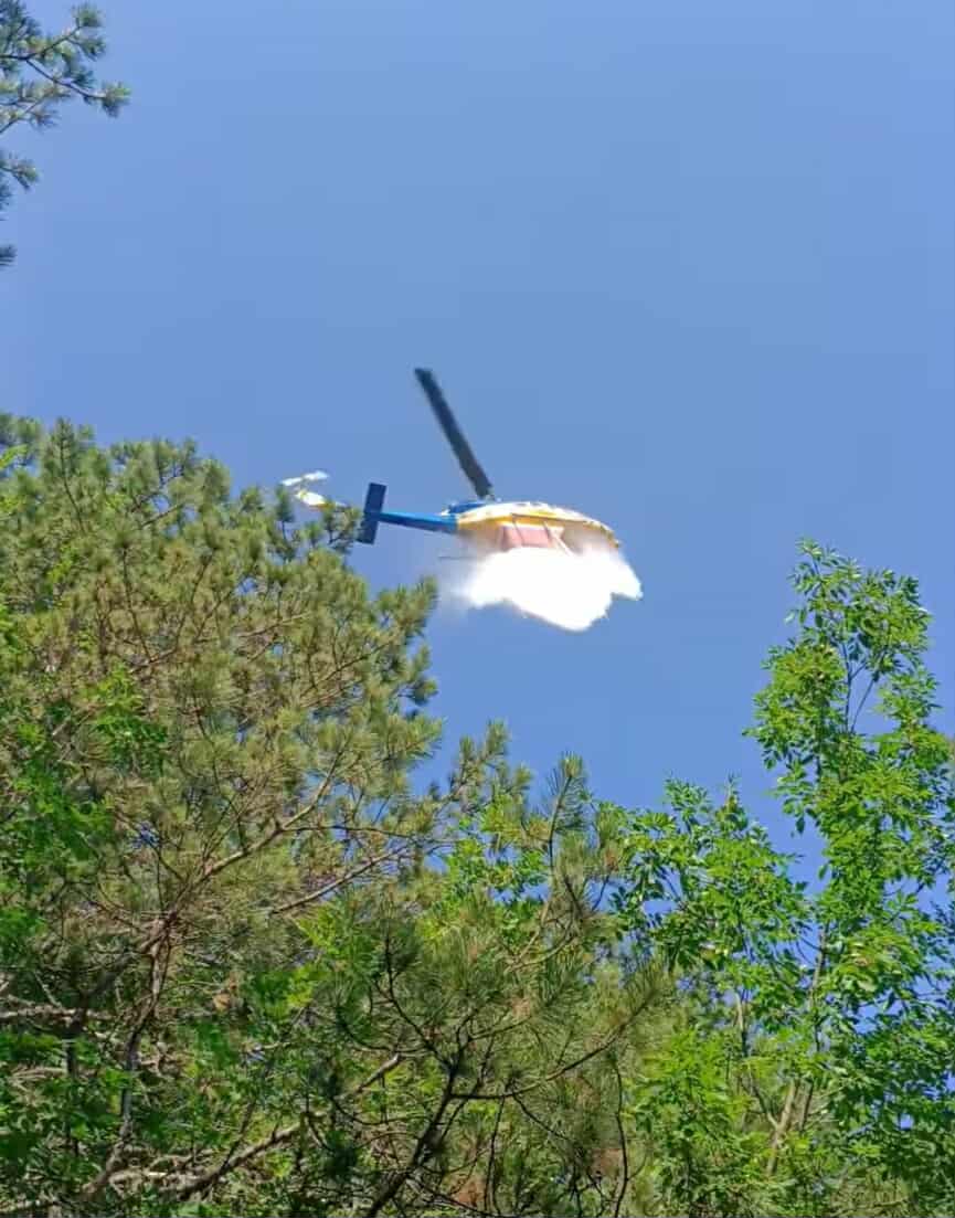Υπό μερικό έλεγχο τέθηκε η δασική πυρκαγιά κοντά στο καταφύγιο της Κορομηλιάς στον Όλυμπο