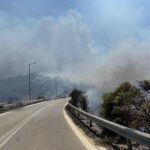 Ενισχύθηκαν οι δυνάμεις στην Παλαιά Φώκαια – Επιχειρούν 90 πυροσβέστες και 13 εναέρια μέσα