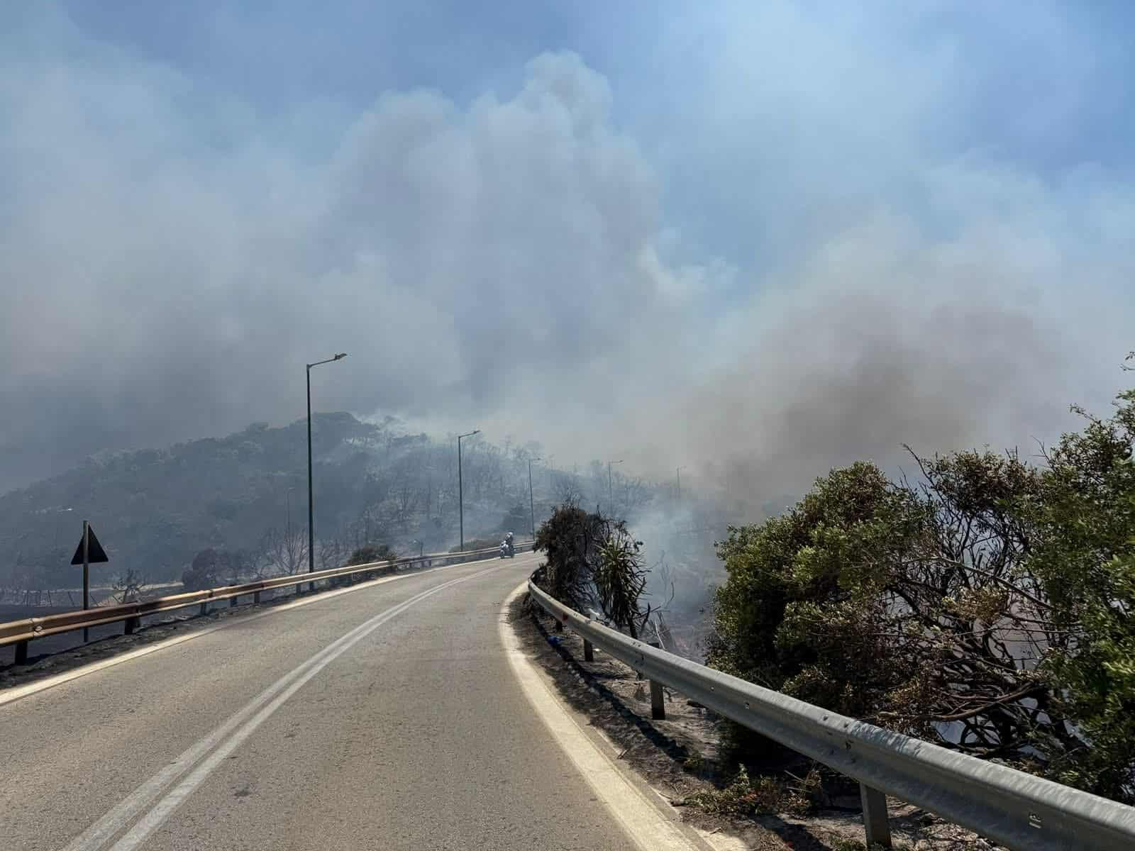 Ενισχύθηκαν οι δυνάμεις στην Παλαιά Φώκαια – Επιχειρούν 90 πυροσβέστες και 13 εναέρια μέσα