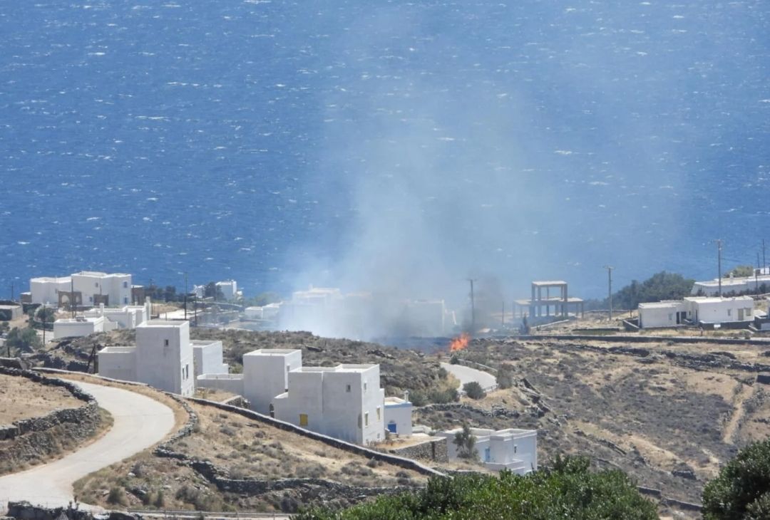 Πυρκαγιά σε χαμηλή βλάστηση στην περιοχή Άγιος Ρωμανός στη νήσο Τήνο