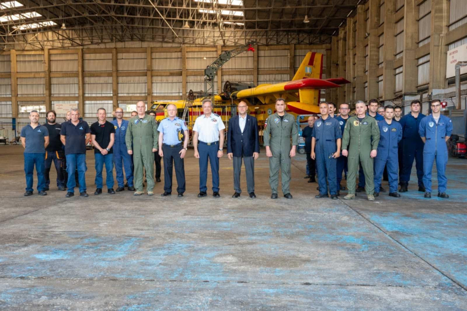 Στο πλευρό των πληρωμάτων Canadair οι επικεφαλής της Πολιτικής Προστασίας και Πυροσβεστικής