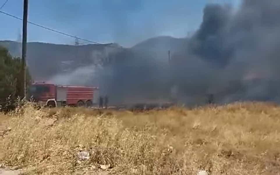 Πυρκαγιά σε χαμηλή βλάστηση στην περιοχή του Ασπροπύργου Αττικής