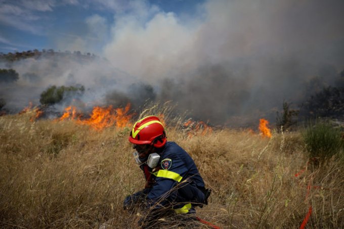 Πυρκαγιά σε χαμηλή βλάστηση στην περιοχή Αργιθέα Παιανίας