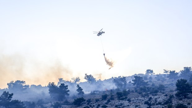Πυρκαγιά στη Χίο: Βελτιωμένη η εικόνα - Ολονύχτια μάχη με τις αναζωπυρώσεις