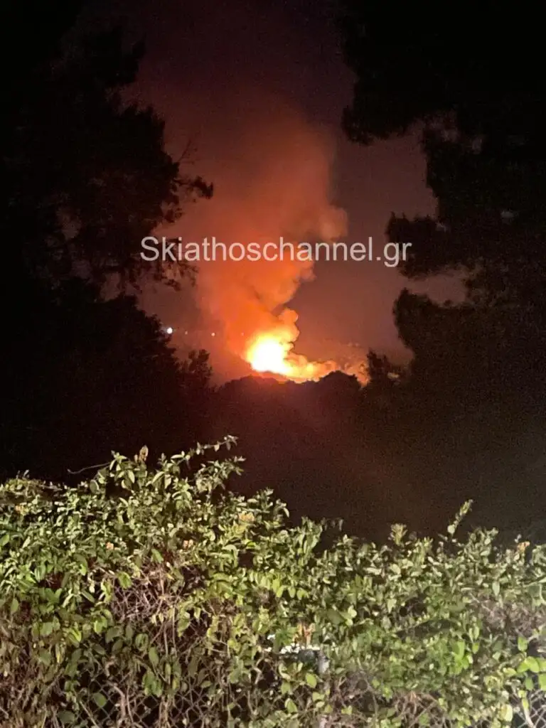 Πυρκαγιά σε χώρο υγειονομικής ταφής απορριμμάτων στην περιοχή Παναγία Κουνίστρα στη Σκιάθο