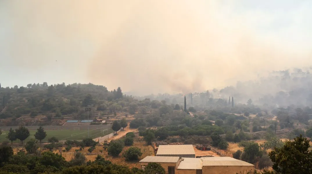 Χίος στις φλόγες για 3η συνεχόμενη ημέρα – Μάχη με τον χρόνο και τις αναζωπυρώσεις