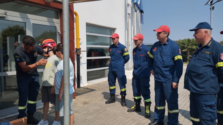 Μικροί μαθητές, μεγάλη προσφορά: Δωρεά 200 φακών στους πυροσβέστες της Αλεξανδρούπολης