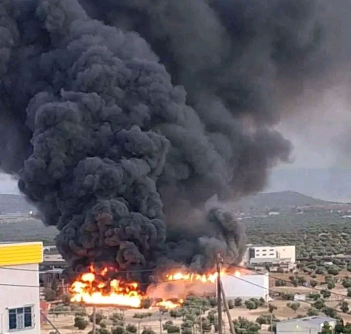 Πυρκαγιά σε εργοστασιακό χώρο στα Μέγαρα Αττικής Πυρκαγιά σε εργοστασιακό χώρο στα Μέγαρα Αττικής