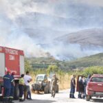 Δύο πυροσβέστες με ελαφρά εγκαύματα στη μάχη με τη φωτιά στο Βαθύρεμα Αγιάς