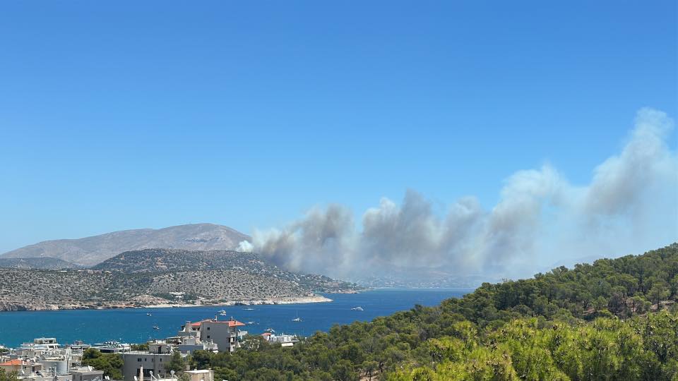 Πυρκαγιά σε χαμηλή βλάστηση στην Αγία Μαρίνα Κορωπίου