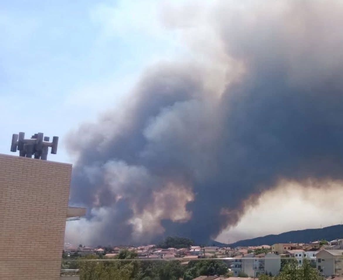 Πορτογαλία: Τρεις μεγάλες δασικές πυρκαγιές σε εξέλιξη – Σε κατάσταση συναγερμού η χώρα