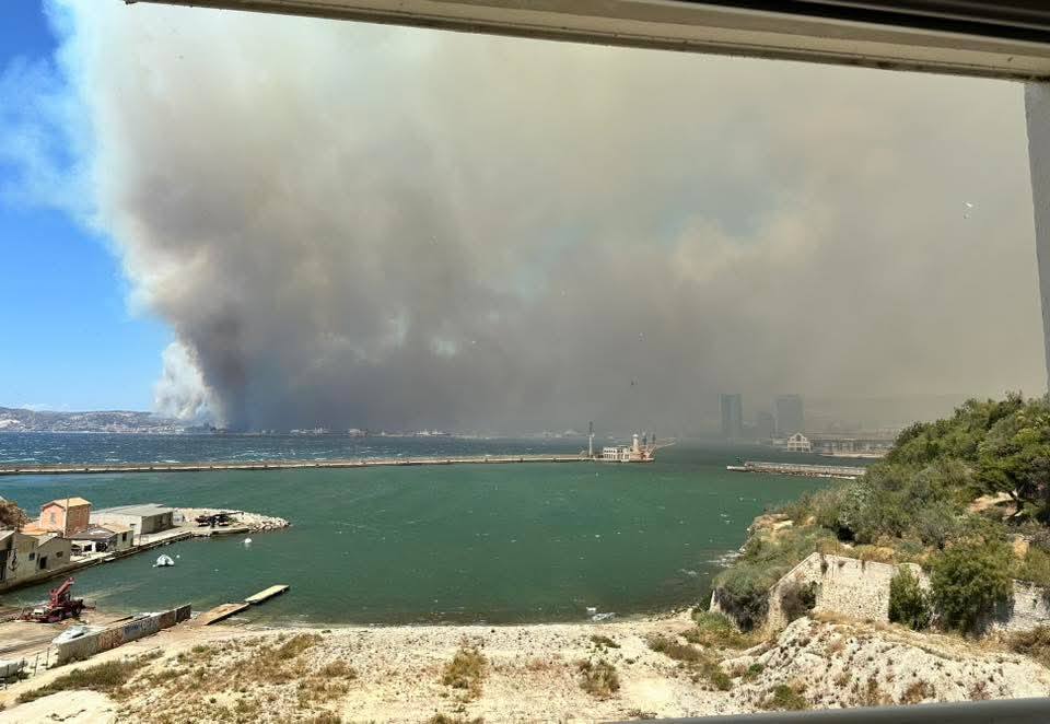 Σε πύρινο κλοιό η νότια Γαλλία – Κλειστό το αεροδρόμιο Μασσαλίας λόγω μεγάλης πυρκαγιάς