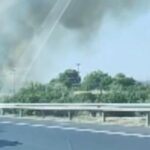 Πυρκαγιά σε αγροτοδασική έκταση στον παράδρομο της Αττικής Οδού στην περιοχή Κορωπί