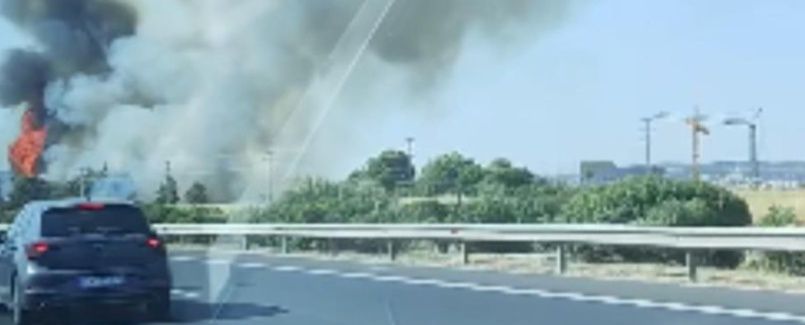 Πυρκαγιά σε αγροτοδασική έκταση στον παράδρομο της Αττικής Οδού στην περιοχή Κορωπί